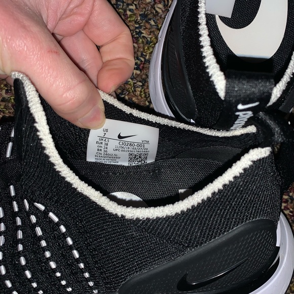 COPY - Nike React Phantom Run Flyknit 2 Black White Women’s size 7 - Picture 3 of 4